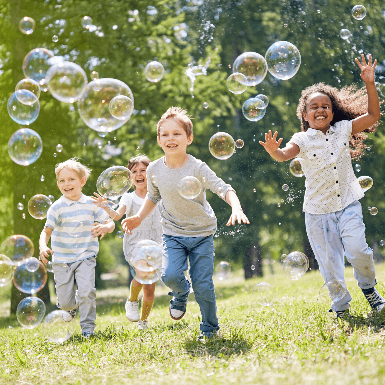 Kinder spielen mit Seifenblasen