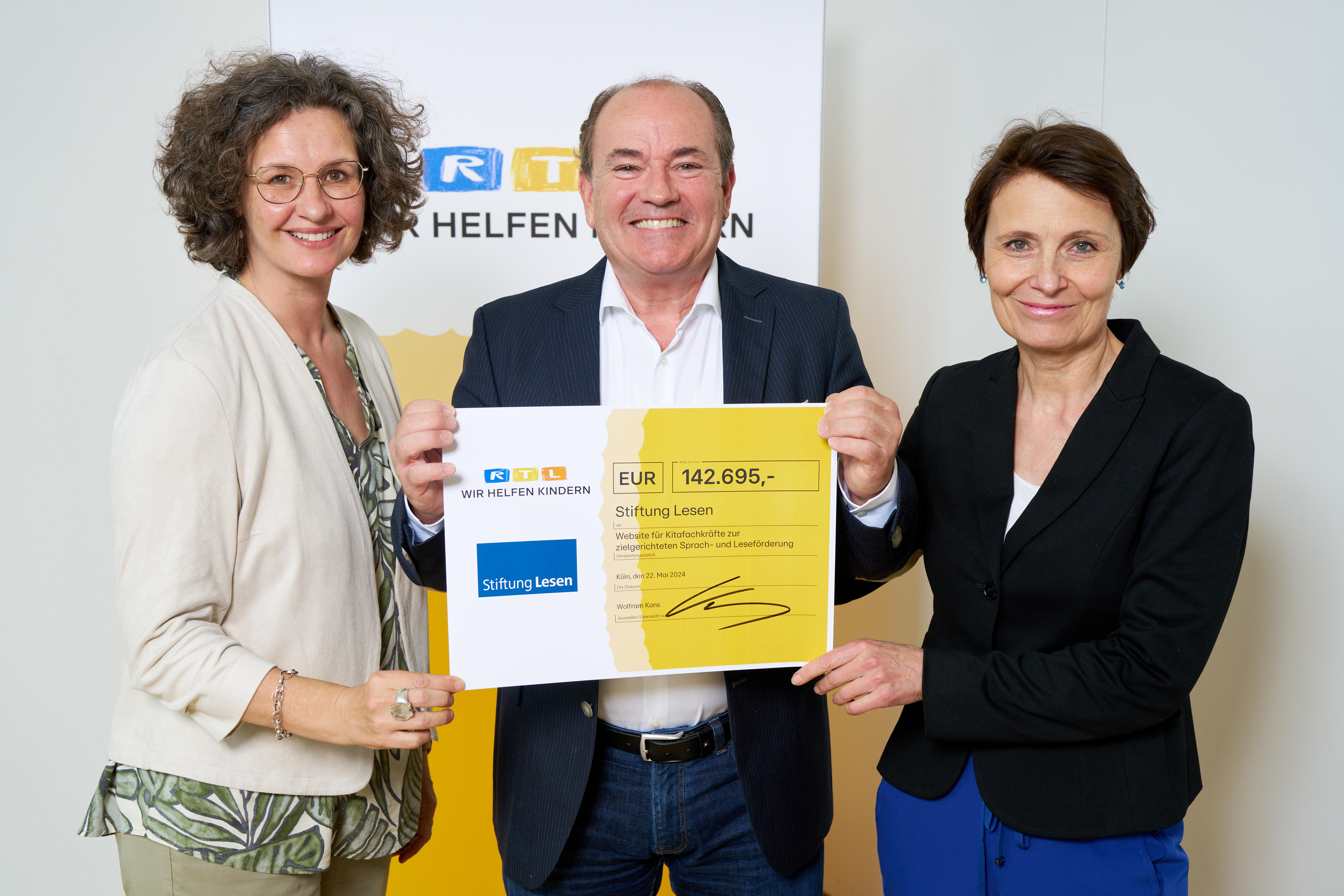 Sabine Uehlein, Wolfram Kons und Eva Conradi mit dem Spendencheck der "Stiftung RTL - wir helfen Kindern e.V."