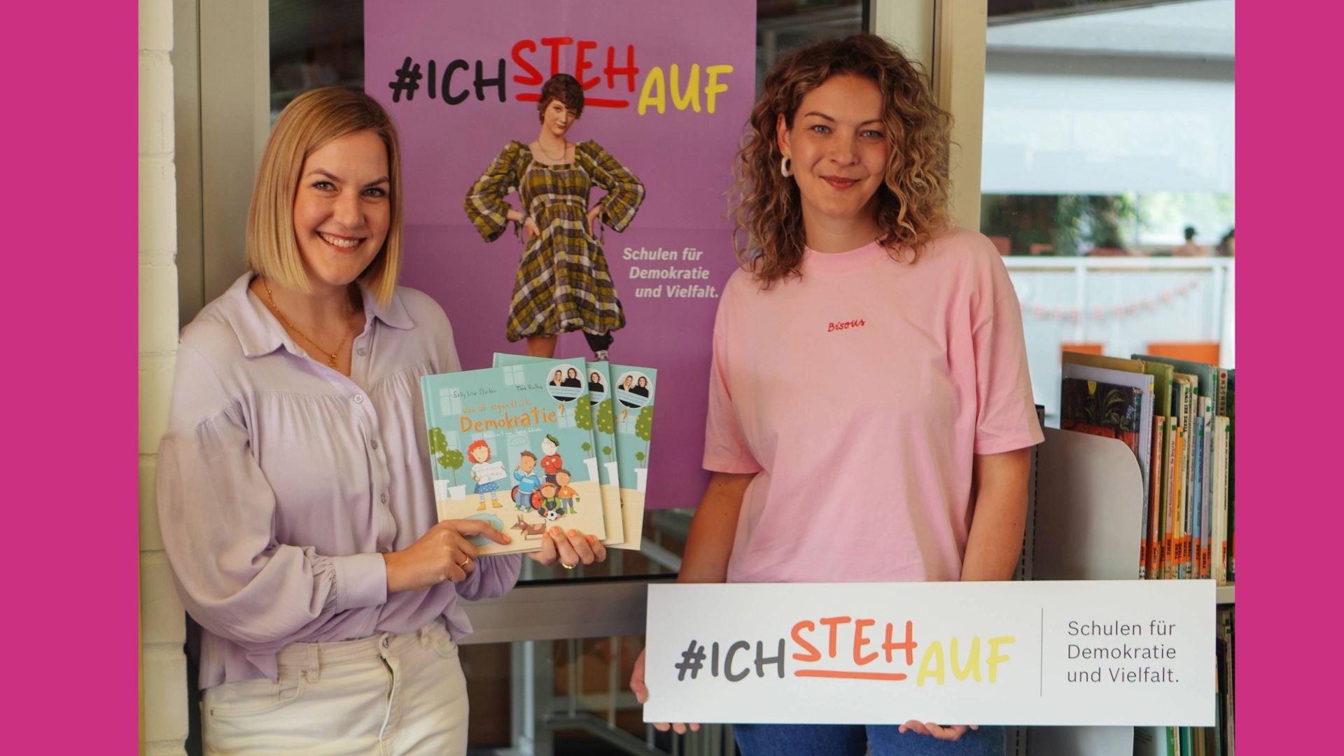 Lesebotschafterinnen Tina Ruthe und Sally Lisa Starken beim Aktionstag #IchStehAuf in der Bielefelder Laborschule