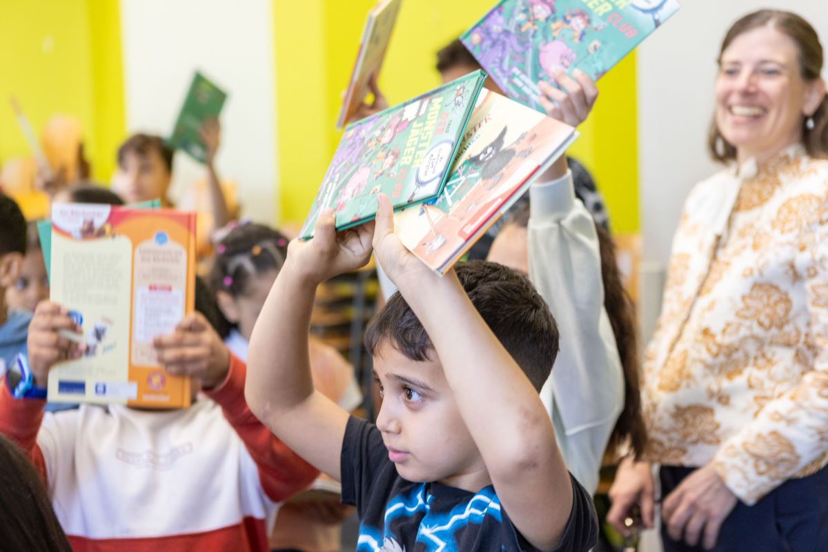 Grundschulkinder freuen sich über Lese- und Materialpakete in Hessen