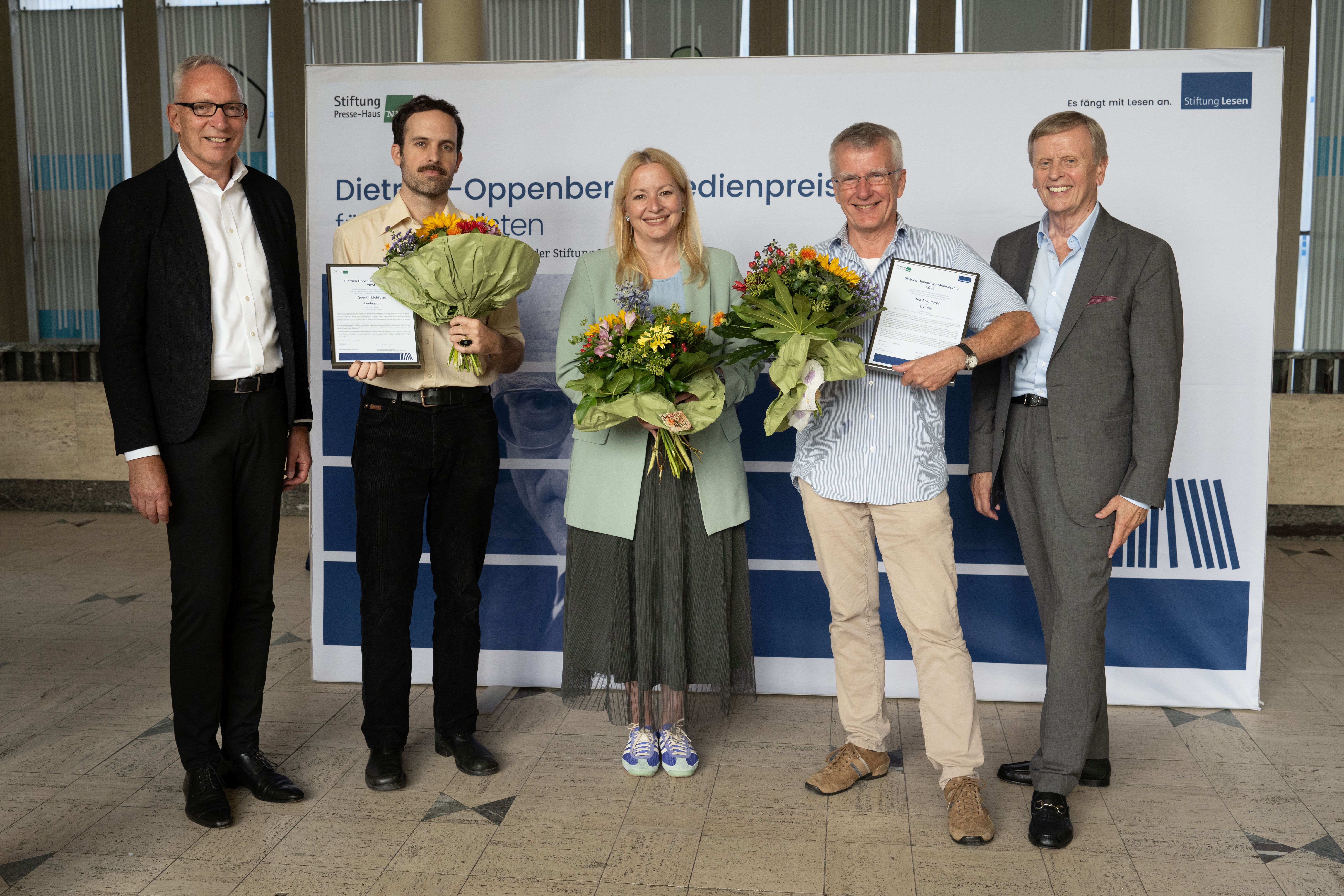 Dr. Jörg F. Maas, Hauptgeschäftsführer der Stiftung Lesen, Preisträger Sonderpreis Quentin Lichtblau, Bildungsministerin und KMK Präsidentin Christine Streichert-Clivot, Preisträger Platz 2 Dirk Asendorpf, Heinrich Meyer, Vorstand der Stiftung Presse-Haus NRZ