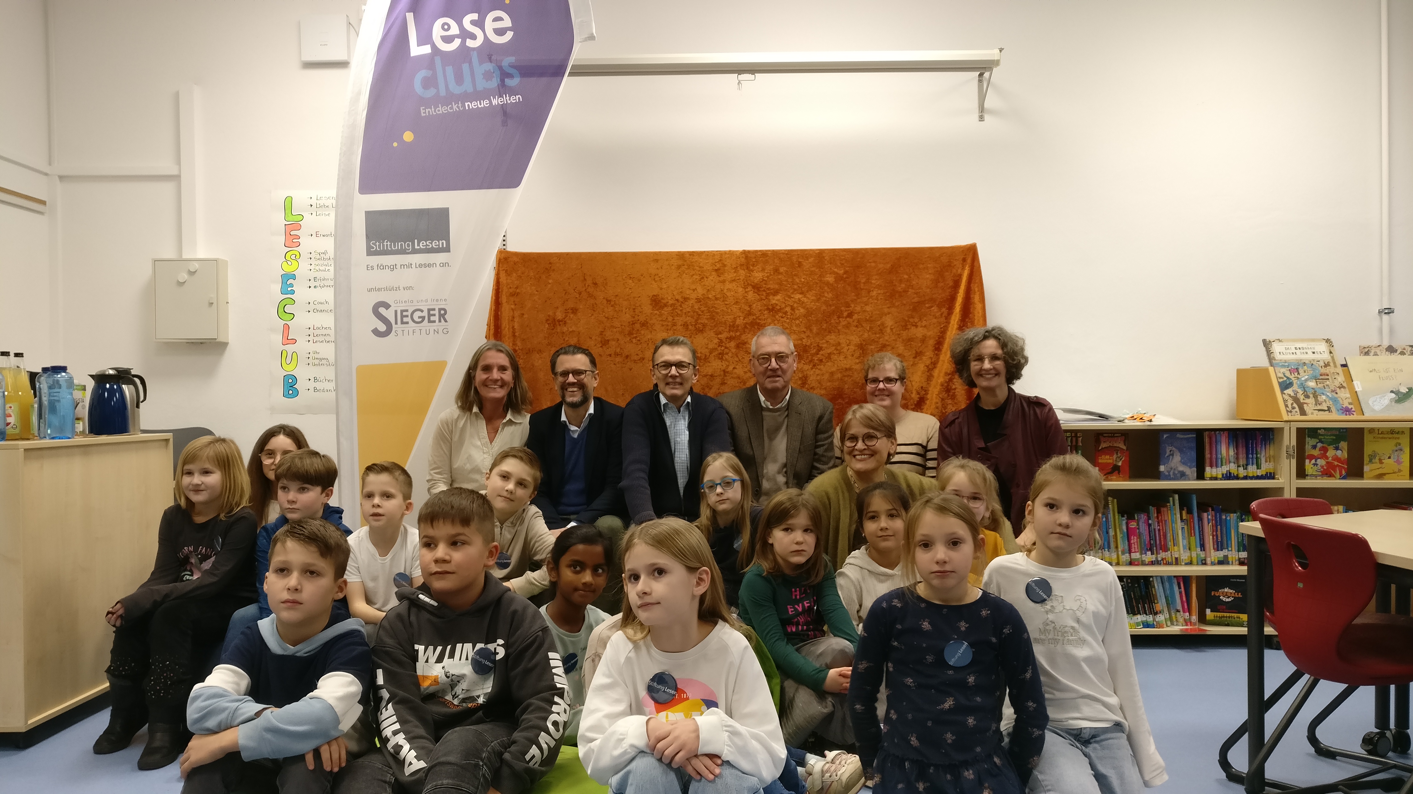 Eine Schulklasse zusammen mit Vertretern der Gisela und Irene Sieger Stiftung sowie der Stiftung Lesen.