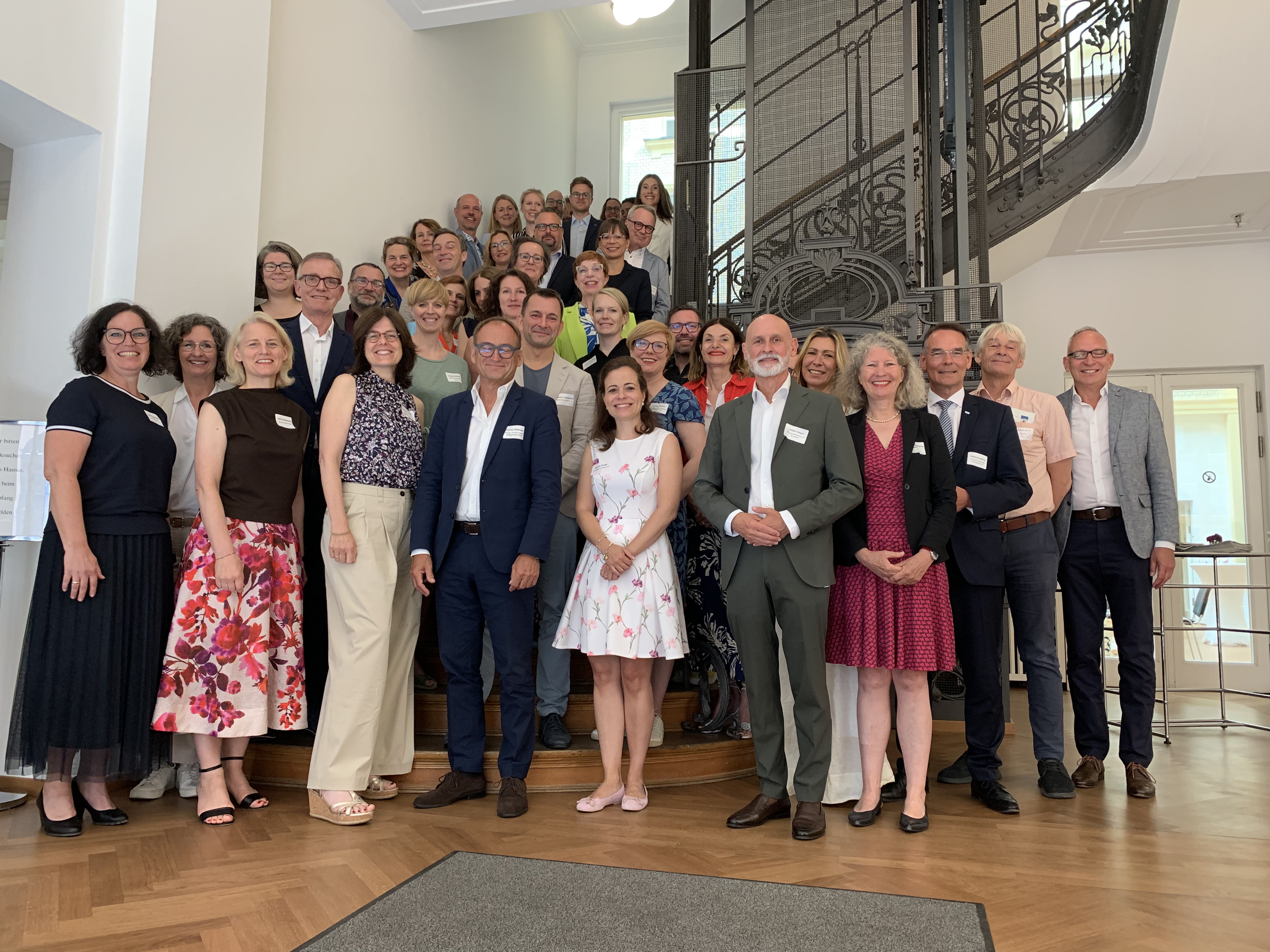Gruppenfoto der Teilnehmenden an der Stiftungsversammlung 2025 in Berlin