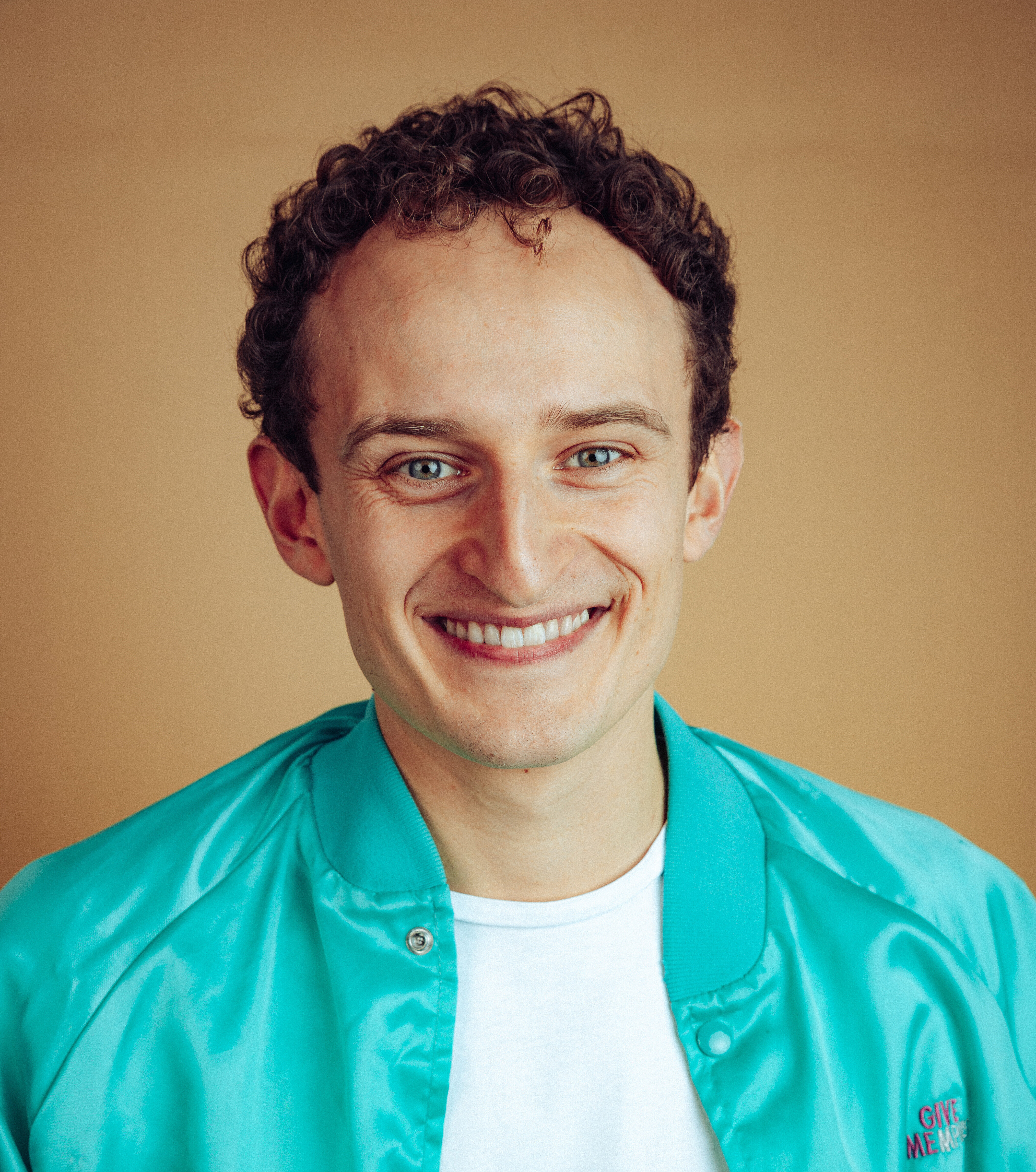 Julian Janssen, bekannt als Checker Julian Foto des Moderators und Lesebotschafters Julian Janssen