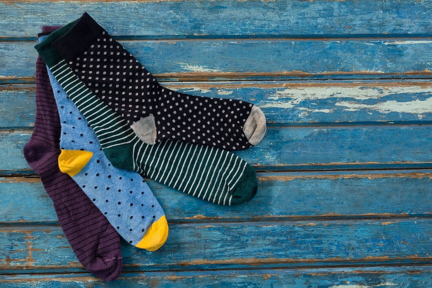 Bunte Socken auf blauen Brettern