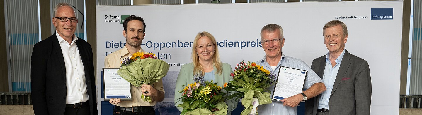 Dr. Jörg F. Maas, Hauptgeschäftsführer der Stiftung Lesen, Preisträger Sonderpreis Quentin Lichtblau, Bildungsministerin und KMK Präsidentin Christine Streichert-Clivot, Preisträger Platz 2 Dirk Asendorpf, Heinrich Meyer, Vorstand der Stiftung Presse-Haus NRZ